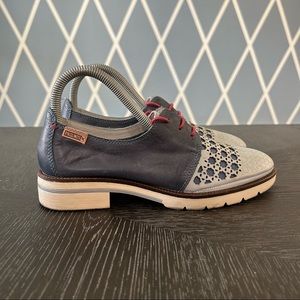 Casual Women's Two-Tone Perforated Lace-Up Oxfords - Navy & Light Gray Size 37